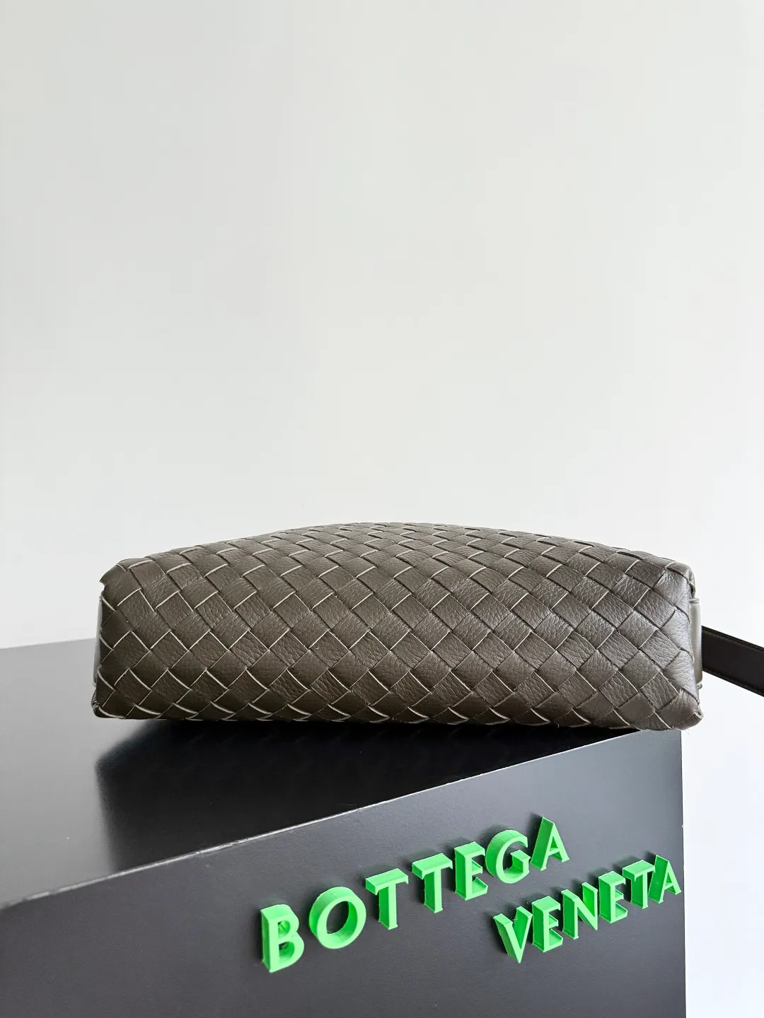 Batch 2360 BOTTEGA VENETA's new Traveler deerskin series is here! The travel season is coming soon, and I believe you must need a large-capacity and simple bag. This new Traveler is very in line with the current travel craze. The whole bag is designed with deerskin and is made of the highest quality leather. It feels tougher to the touch. The super large capacity is suitable for short trips. Traveling with friends and family does not require carrying heavy luggage. It is also very convenient for friends who often travel for work. You can carry two changes of clothes and a computer with you. It also comes with an adjustable shoulder strap to free your hands. Style number: 815748 Size: 35*29.5*8.5cm